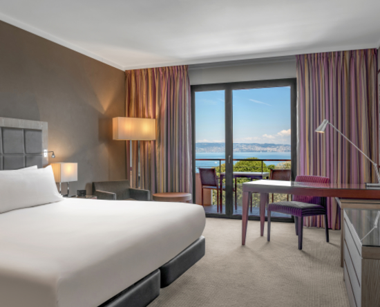 Hôtel Hilton Evian-les-Bains, France - Chambre Deluxe avec très grand lit et vue sur le lac